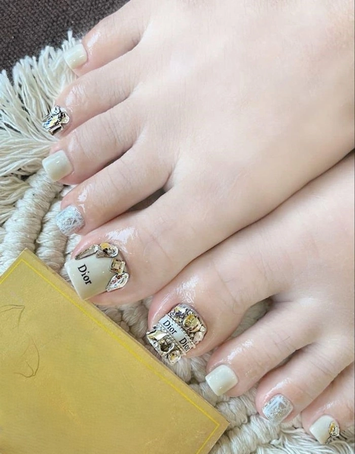 Nail chân Dior nhũ lấp lánh
