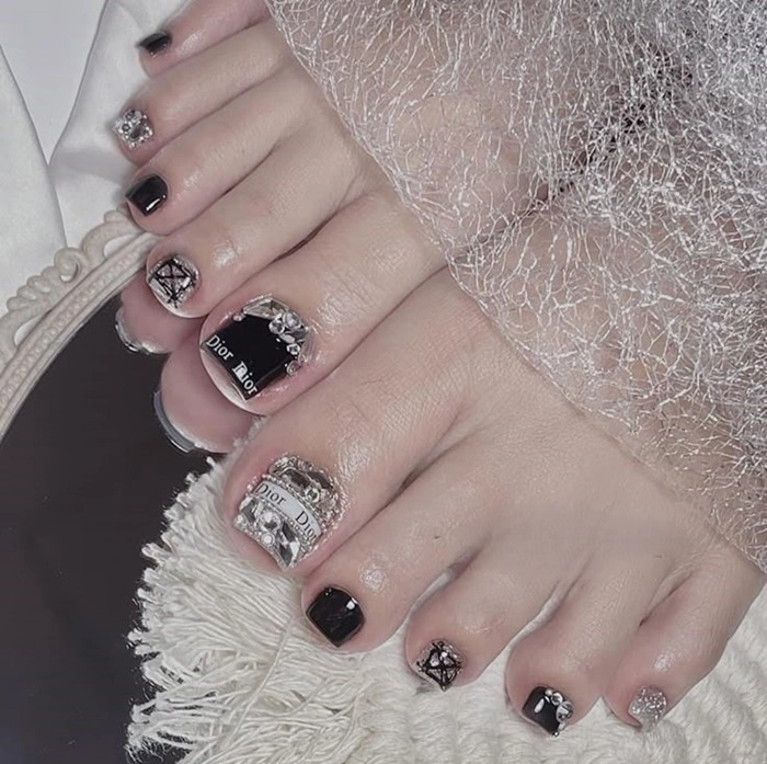 Nail chân Dior trắng đen basic