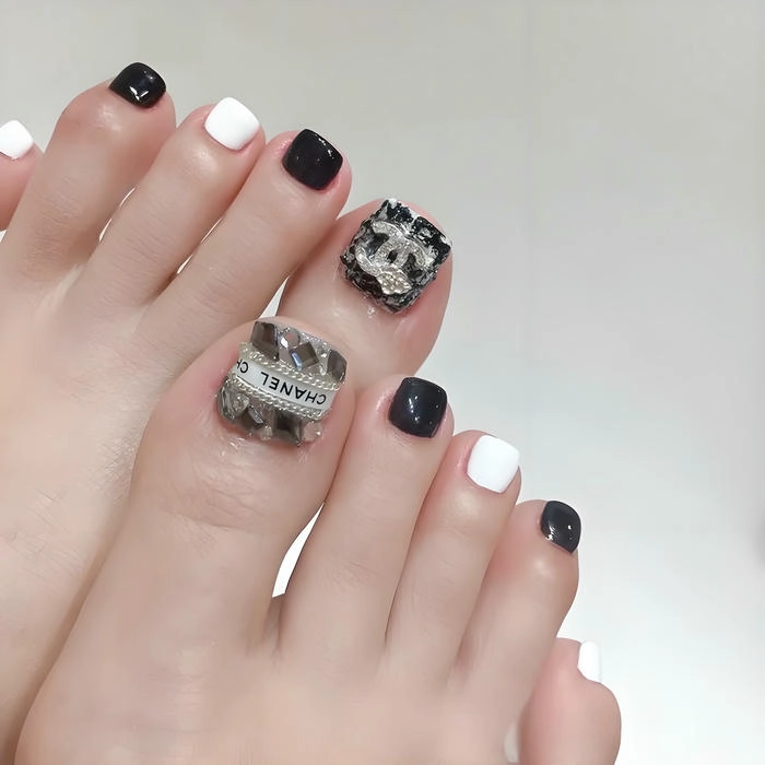 Nail chân đen bóng đính đá