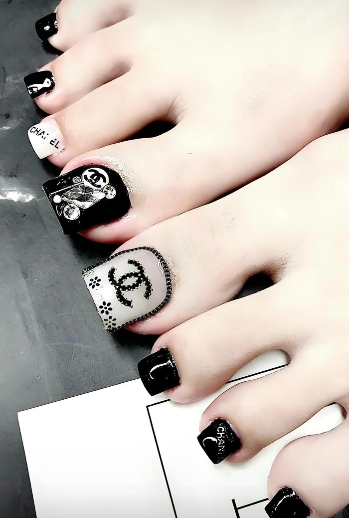Nail chân đen đính đá cho da ngăm