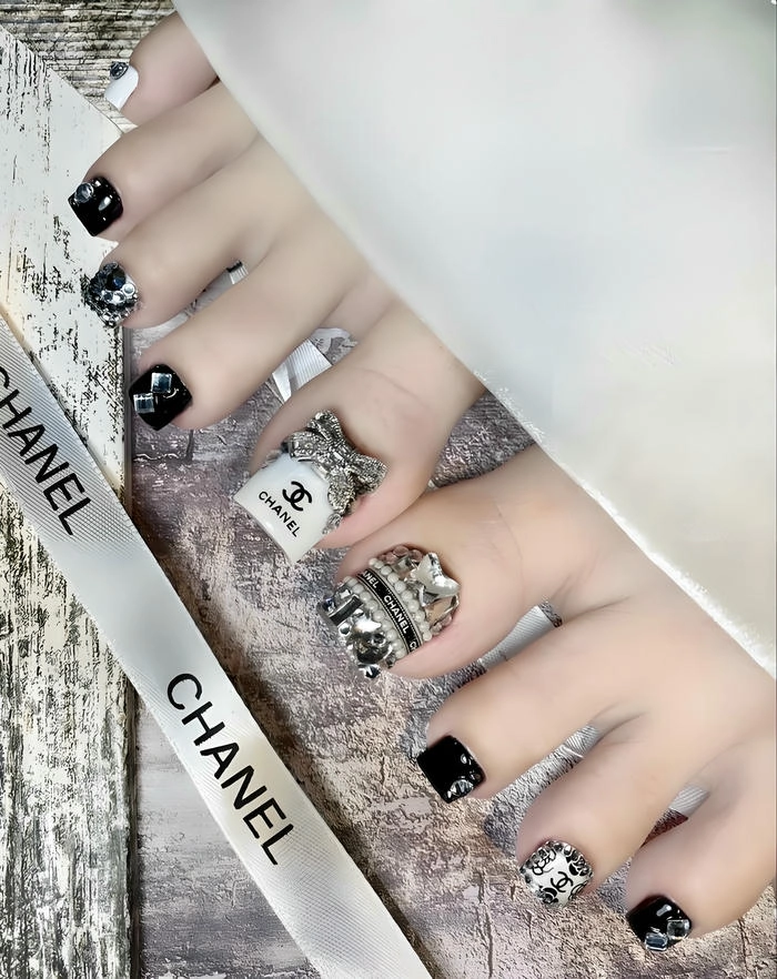 Nail chân đen đính đá full móng