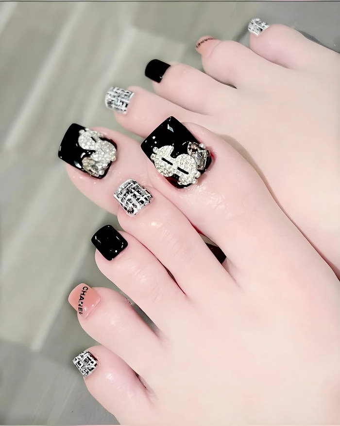 Nail chân đen đính đá lấp lánh