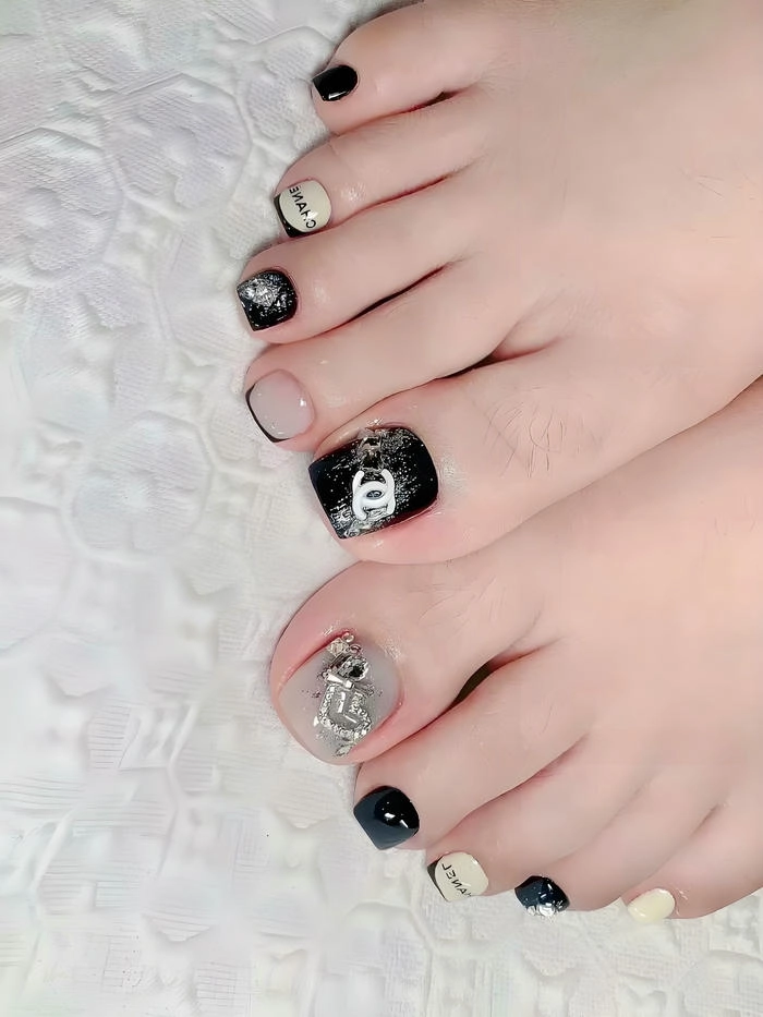 Nail chân đen đính đá ngọc trai