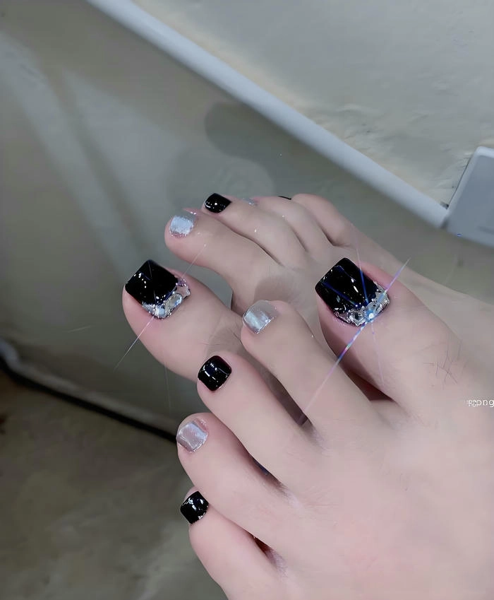 Nail chân đen đính đá nổi bật
