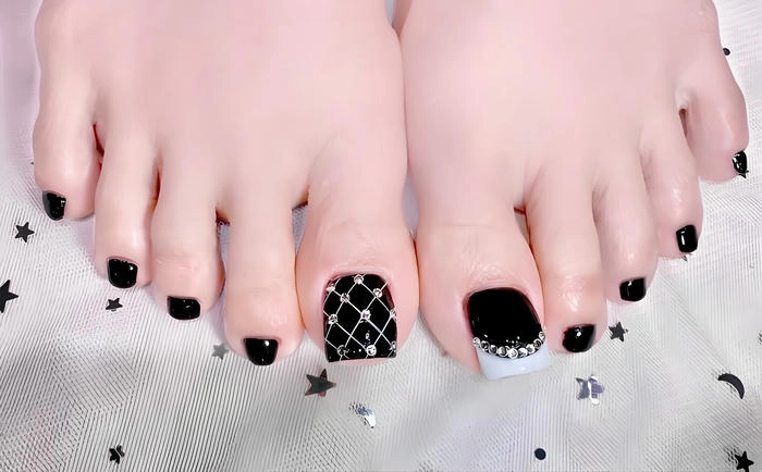 Nail chân đen đính đá tinh tế