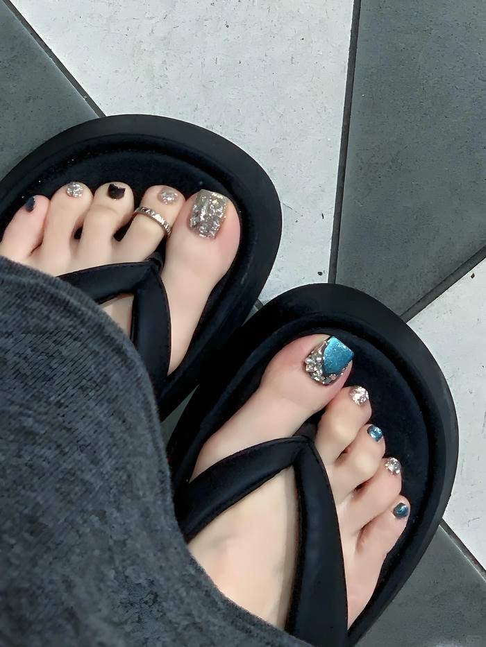 Nail chân đính đá lấp lánh ngón cái