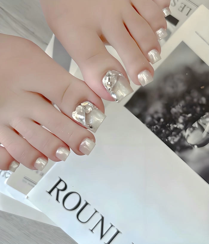 Nail chân đính đá ngón cái ánh bạc