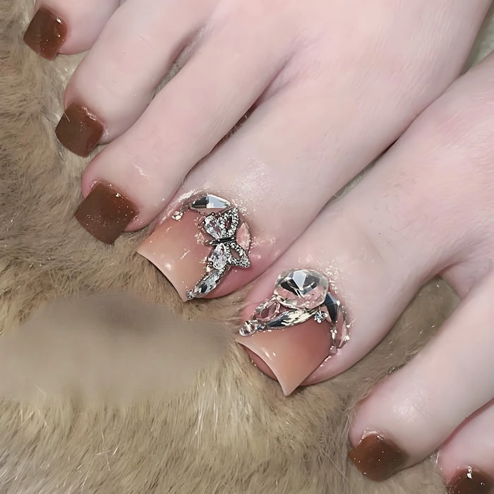 Nail chân đính đá tinh tế ngón cái