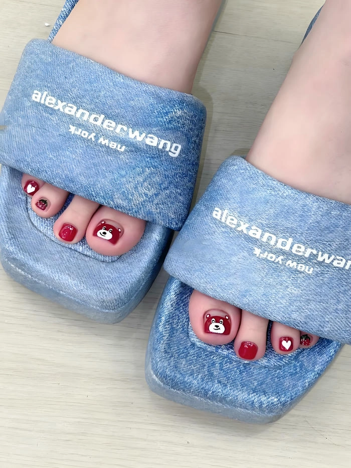Nail chân gấu dâu cho mùa hè