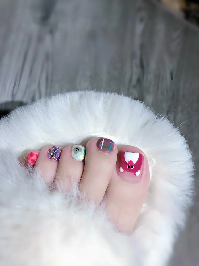 Nail chân gấu dâu dễ thương