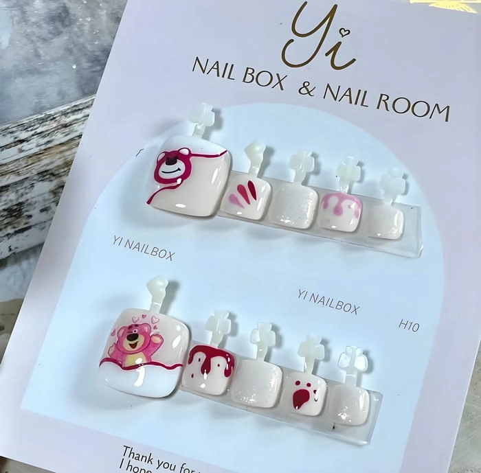 Nail chân gấu dâu phong cách dễ thương