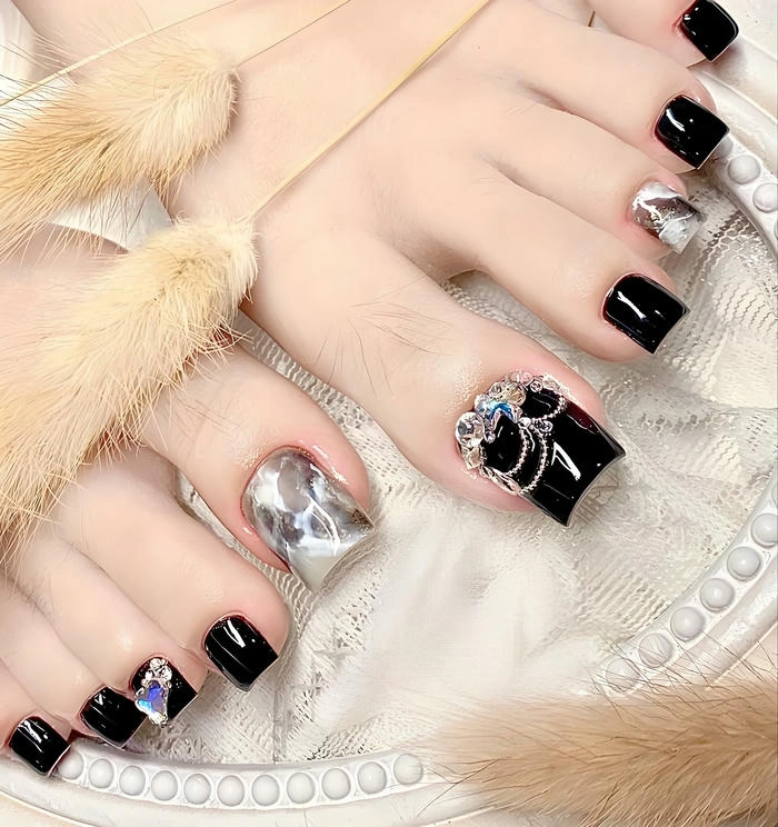 Nail chân màu đen đính đá trắng