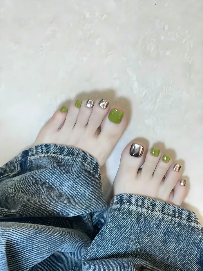 Nail chân màu xanh lá cây pastel