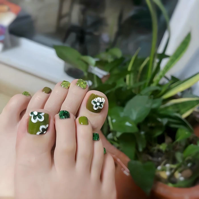 Nail chân màu xanh lá đính đá