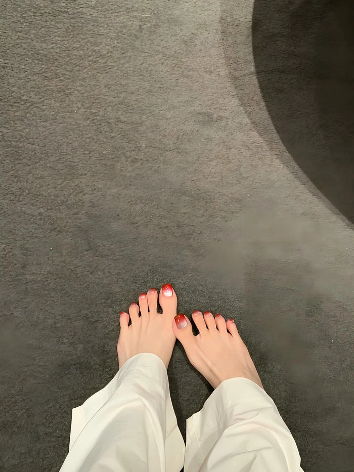 Nail chân ombre ánh tím huyền ảo