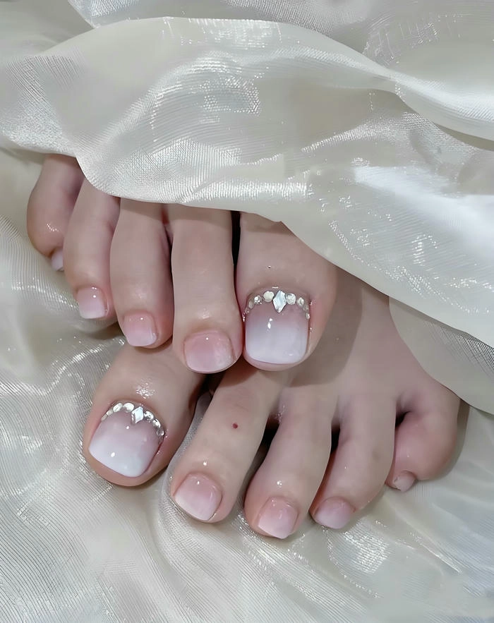 Nail chân ombre hồng trắng nhẹ