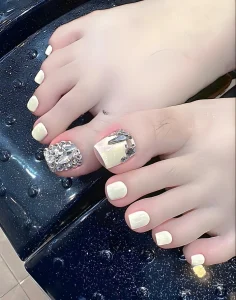 Nail chân trắng đính đá cho mùa hè