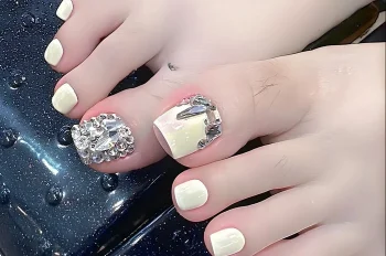 Gợi ý 161+ mẫu nail chân màu trắng đính đá xịn sò nổi bật