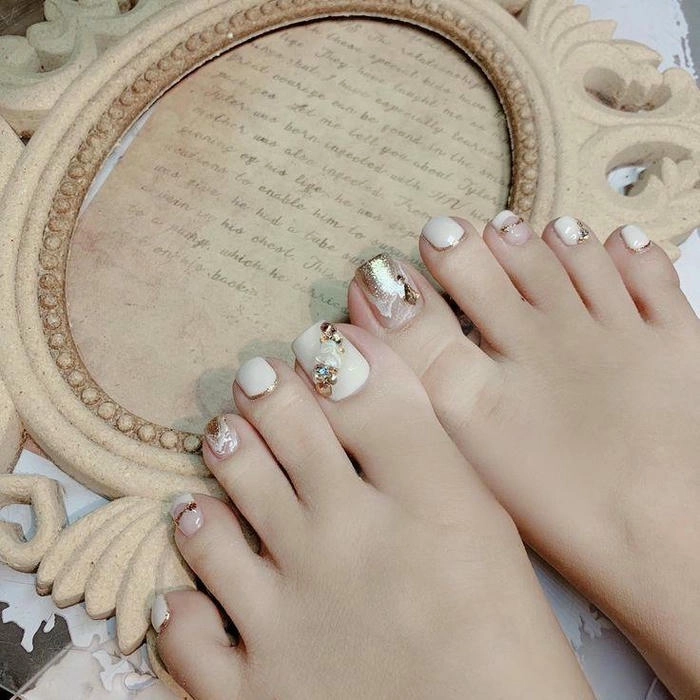 Nail chân trắng đính đá cho tiệc cưới