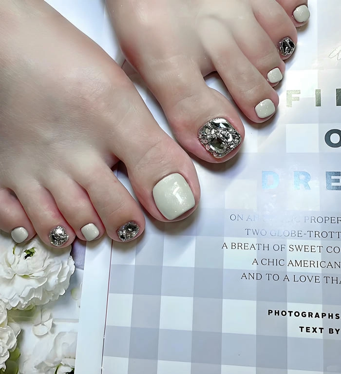 Nail chân trắng đính đá đi biển