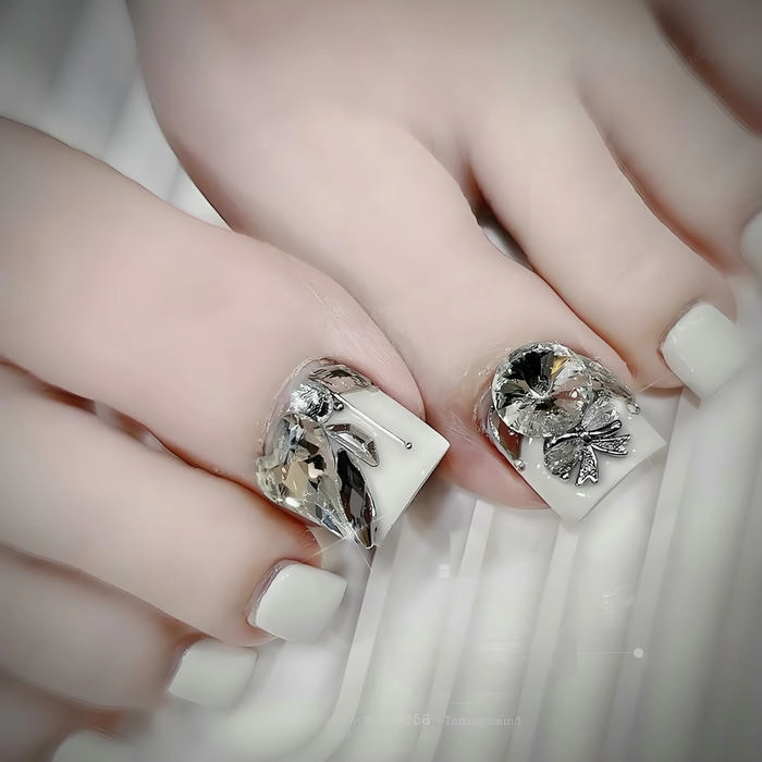 Nail chân trắng đính đá sang trọng