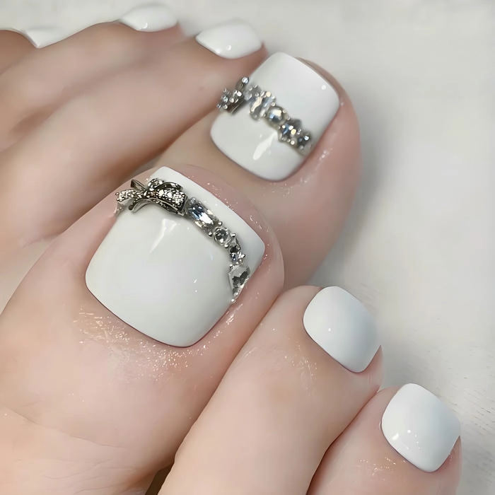 Nail chân trắng sữa đính đá nhẹ nhàng