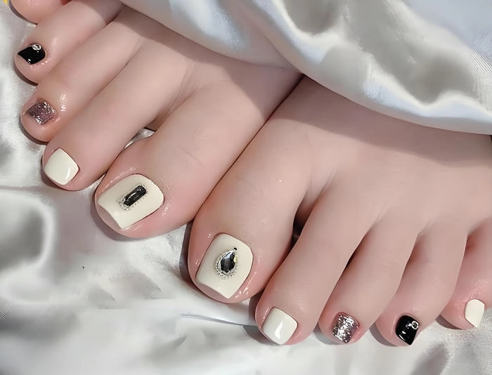 Nail chân trắng sữa đính đá nhỏ