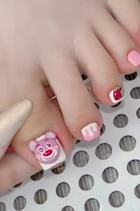 Nail chân vẽ gấu dâu ấn tượng