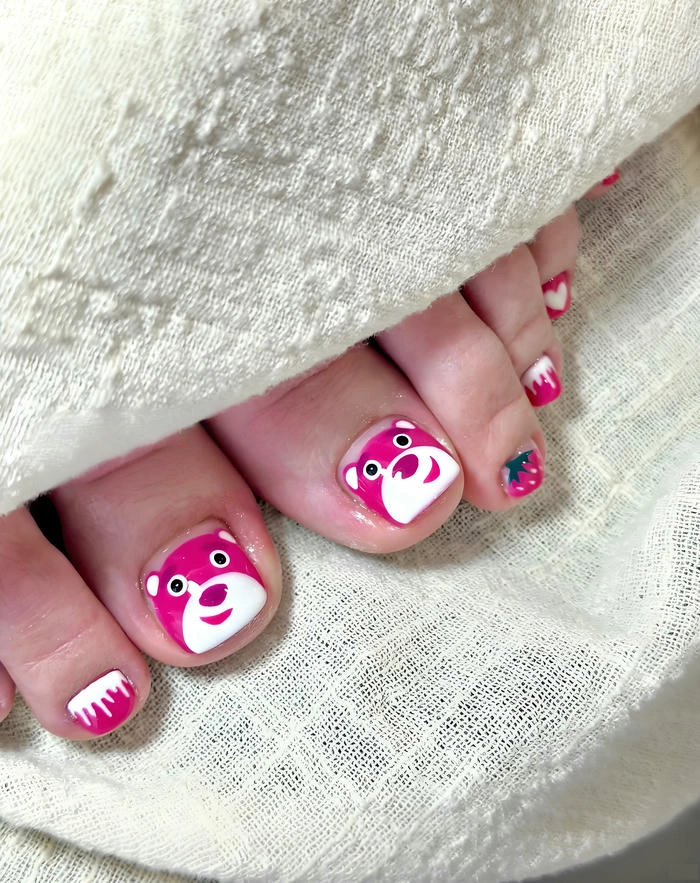 Nail chân vẽ gấu dâu hoạt hình