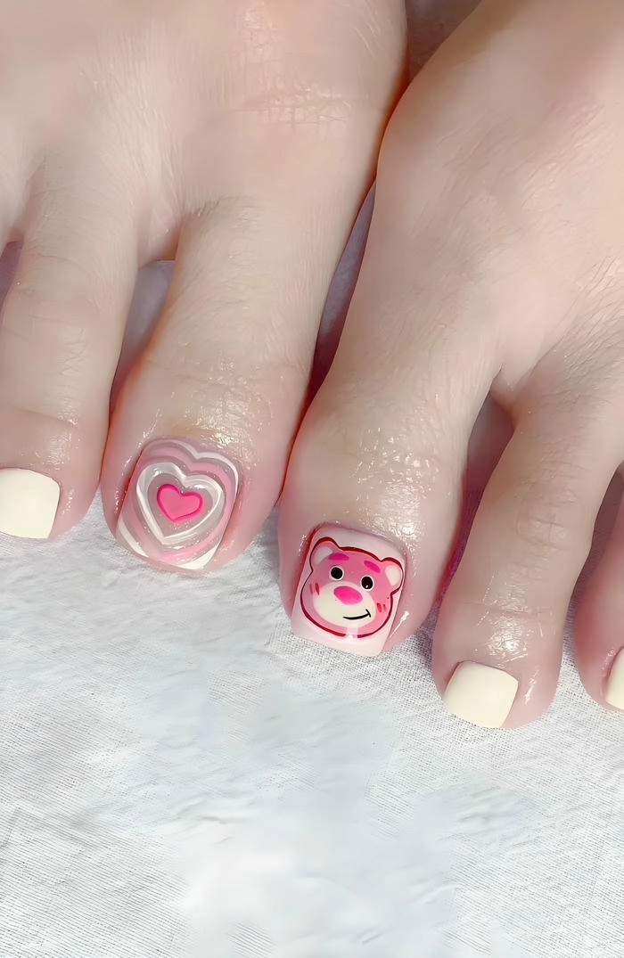 Nail chân vẽ gấu dâu hồng pastel