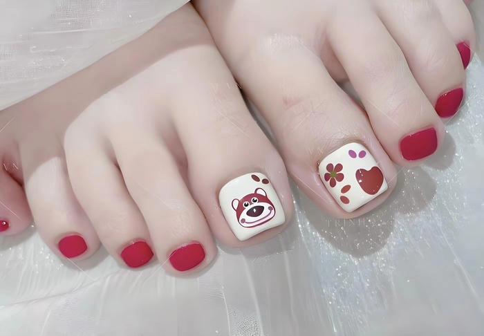 Nail chân vẽ gấu dâu mini