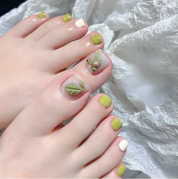 Nail chân xanh lá đậm nổi bật