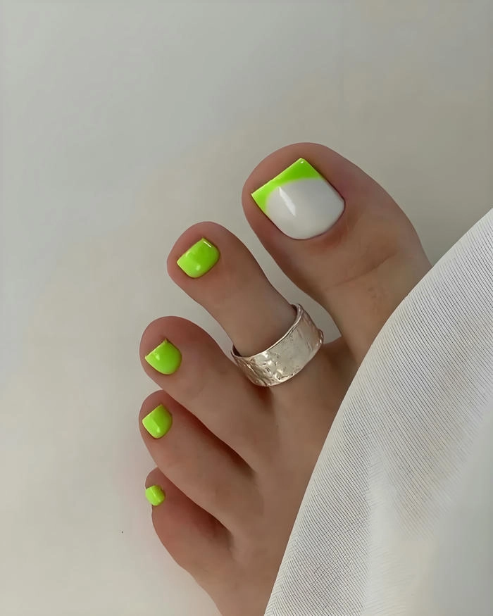 Nail chân xanh lá kết hợp trắng