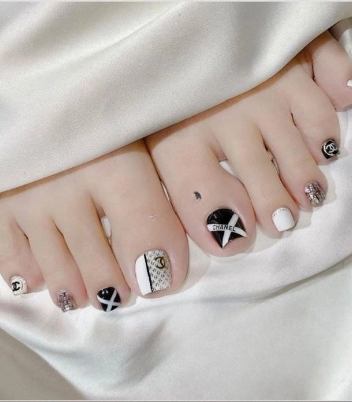 Nail móng chân chanel trắng đen