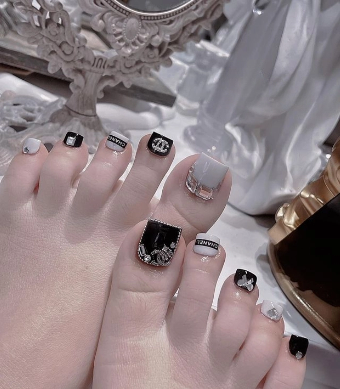Nail móng chân chanel trẻ trung
