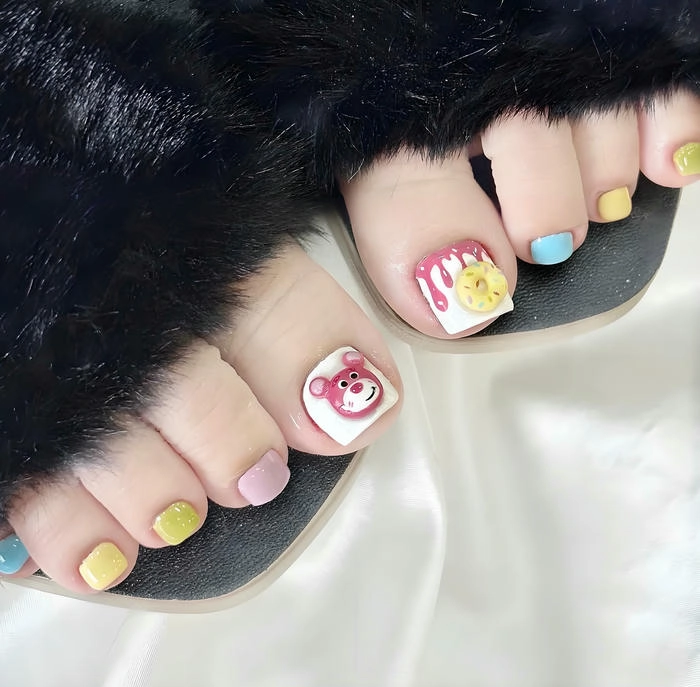 Nail móng chân gấu dâu cho tuổi teen