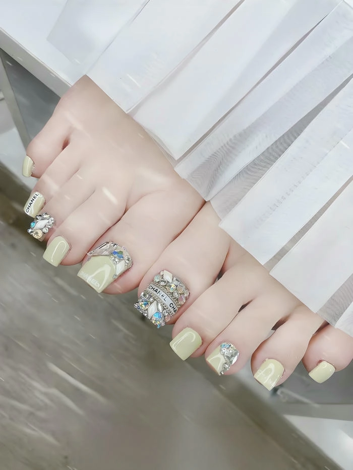 Nail ngón cái đính đá sang chảnh