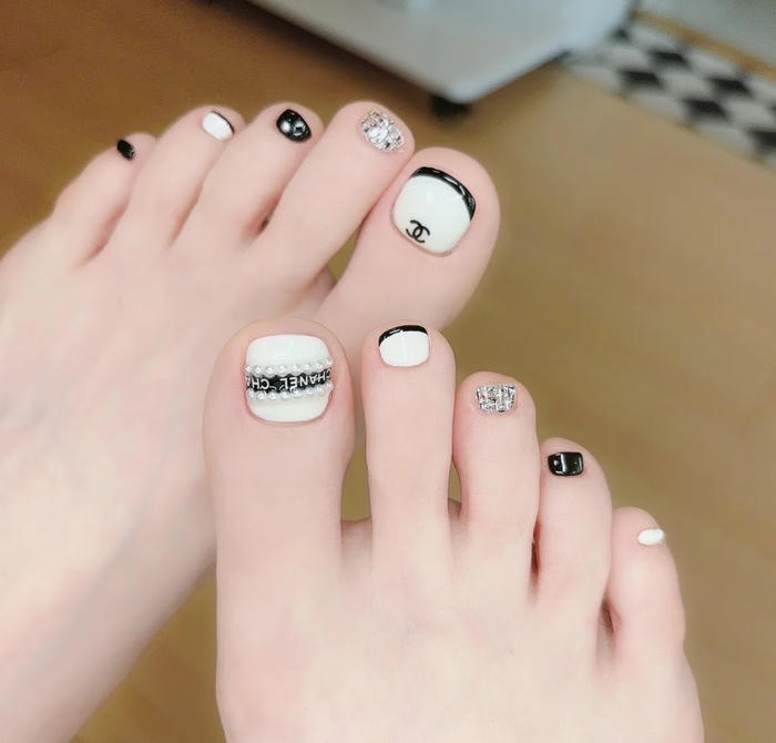 Phong cách nail chân Chanel sang chảnh cho dịp đặc biệt