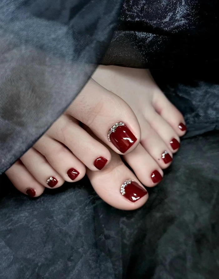 Thiết kế nail chân Chanel với tone đen trắng cổ điển