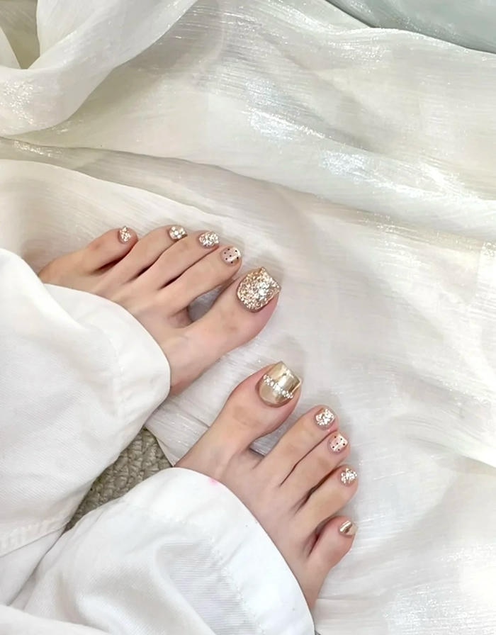 Xu hướng nail chân Chanel với họa tiết tối giản tinh tế