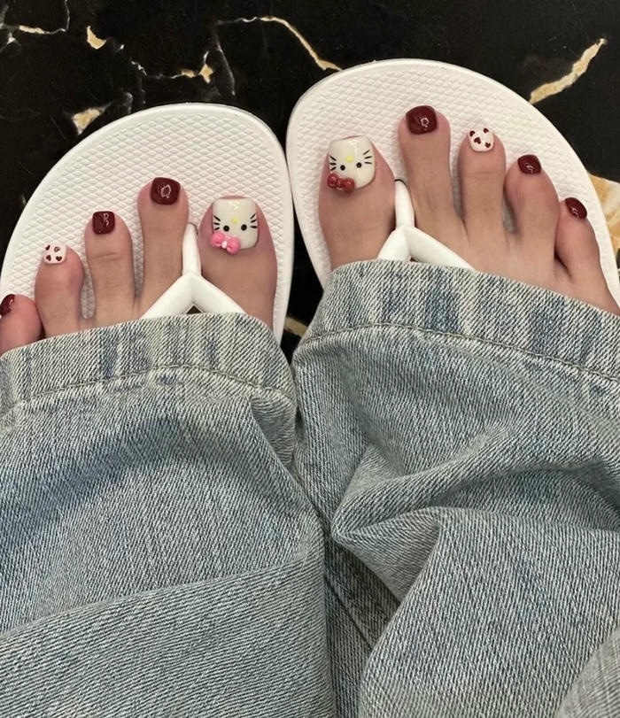Ý tưởng thiết kế nail chân Chanel với logo nổi bật