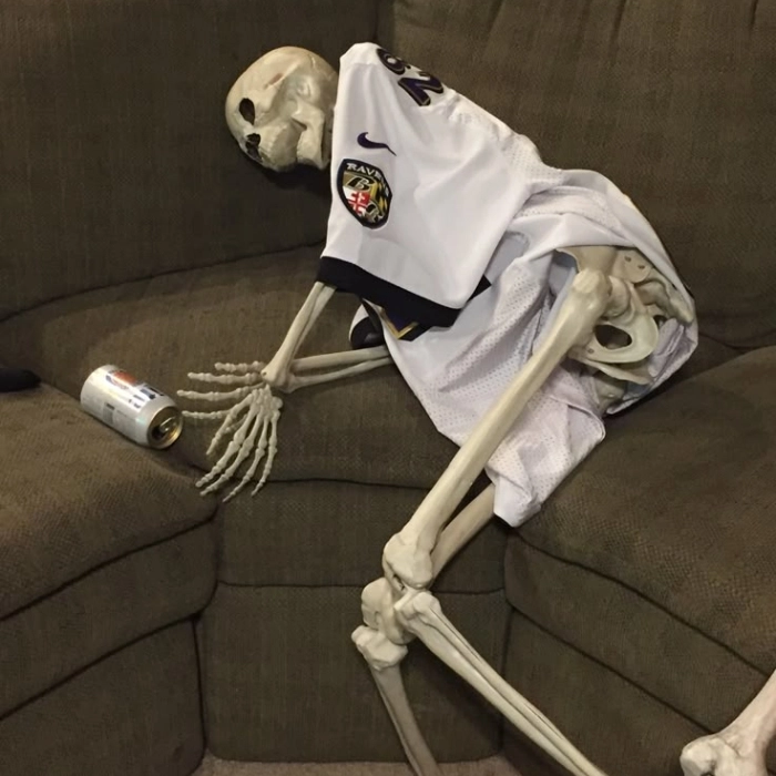 Ảnh Skeleton meme ngồi gục