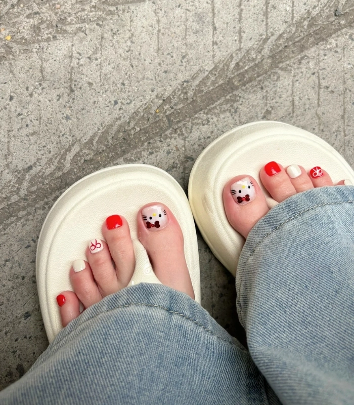 Mẫu nail chân Hello Kitty đơn giản