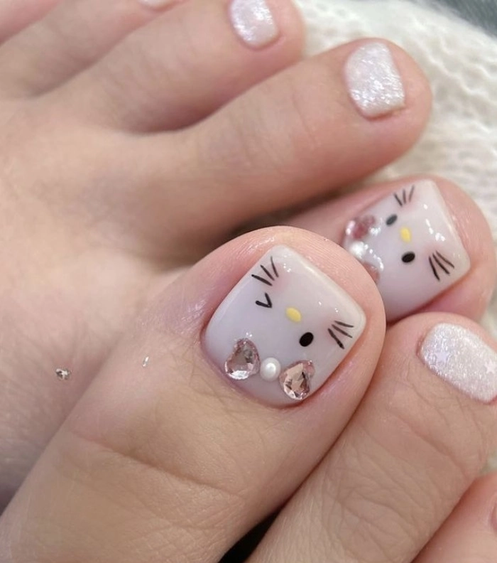 Mẫu nail chân Hello Kitty nền trắng