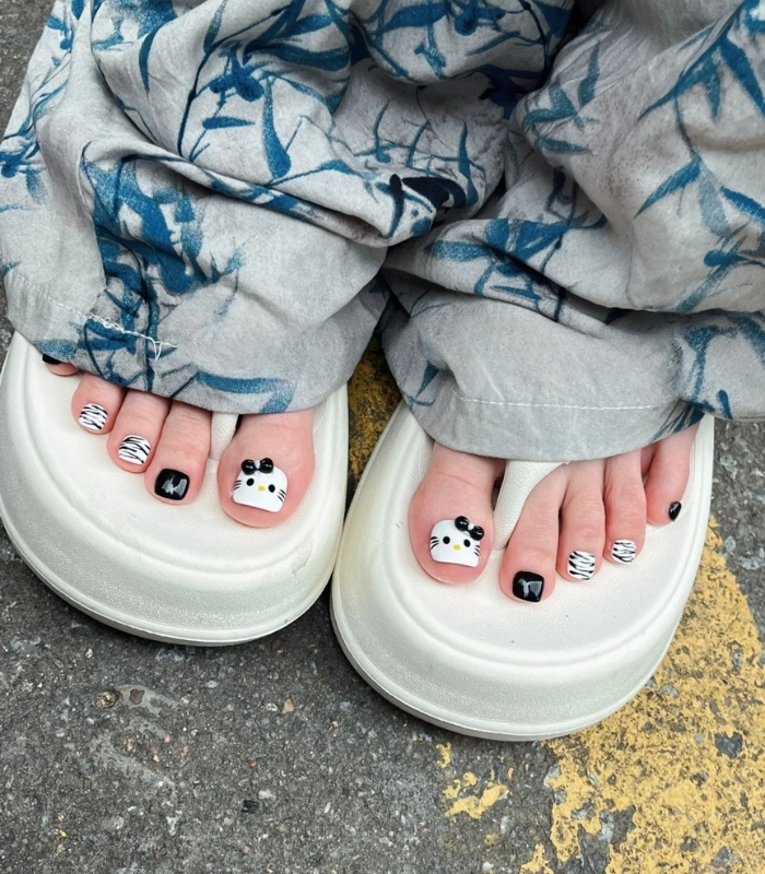 Mẫu nail chân Hello Kitty nhũ