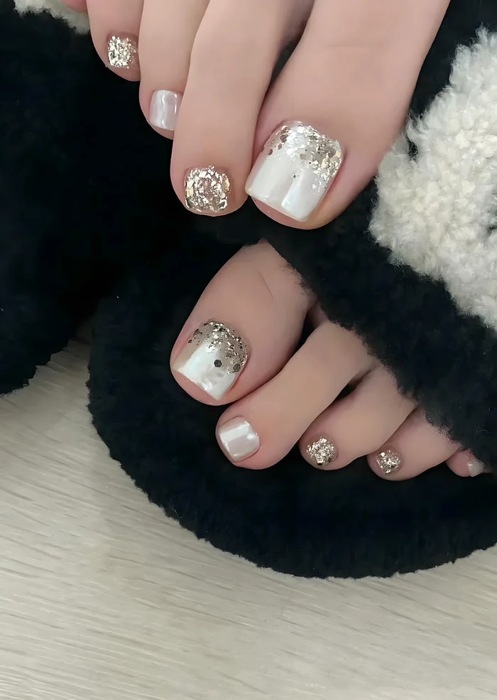 Mẫu nail chân màu trắng ngọc traitone da