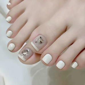 Mẫu nail chân màu trắng sữa