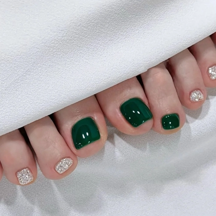 Mẫu nail chân màu xanh rêu đậm