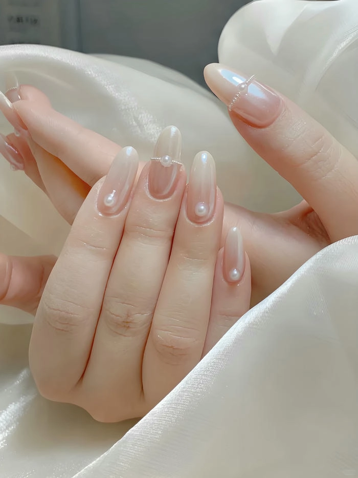 Mẫu nail đính đá ngọc trai dịu dàng