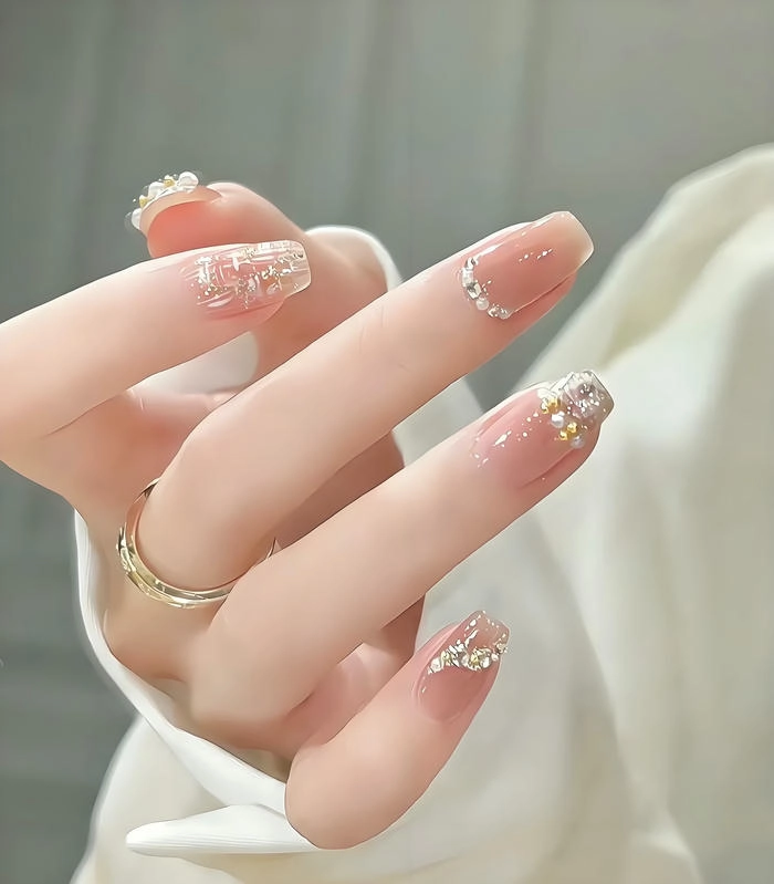Mẫu nail đính ngọc trai cho cô dâu